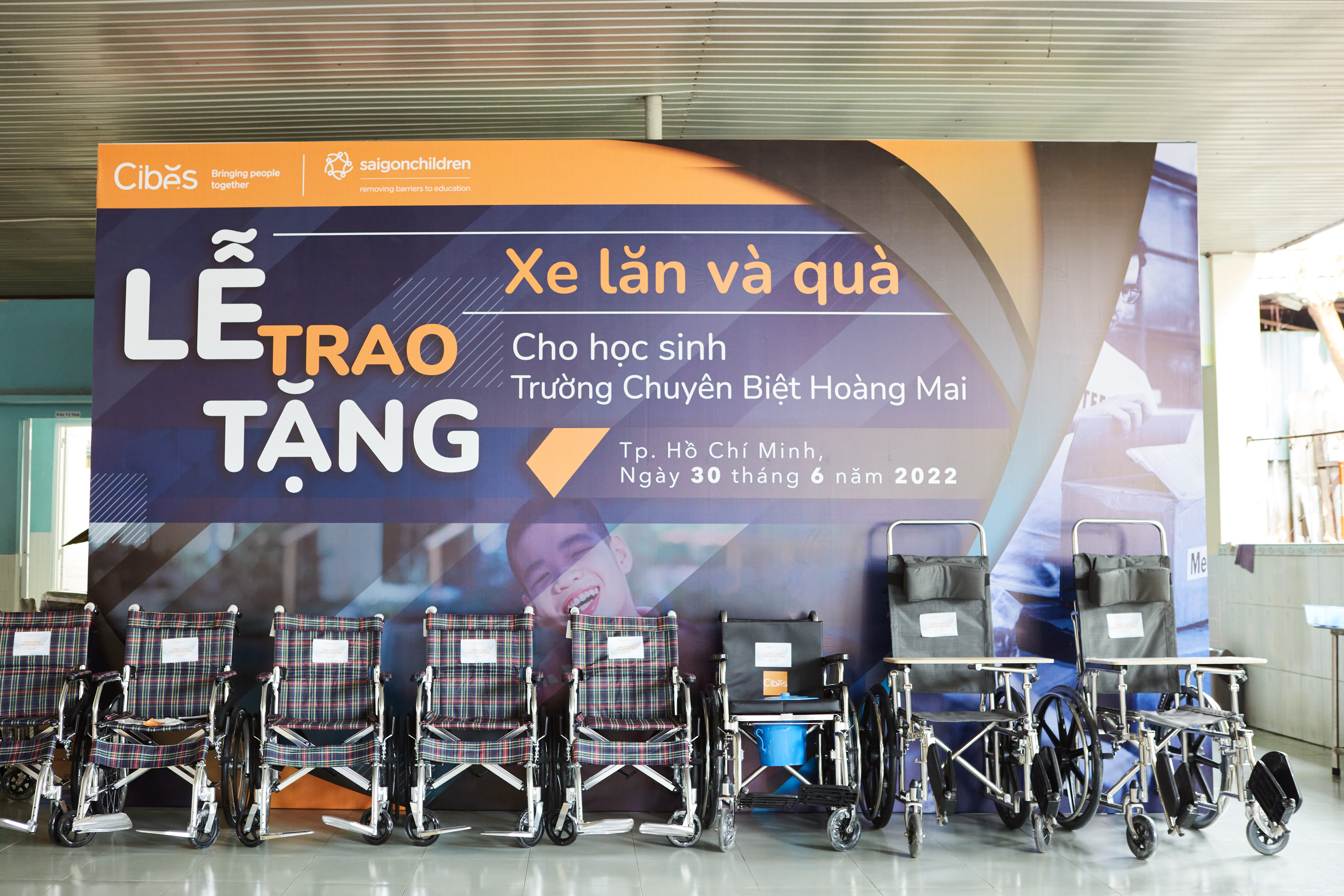 Trao tặng xe lăn và quà cho học sinh khuyết tật trường chuyên biệt Hoàng Mai, Tp. Hồ Chí Minh